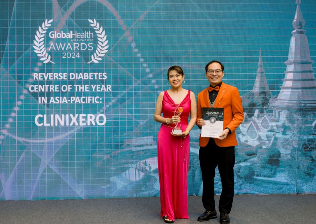 two reverse diabetes specialist receiving the award of the best reverse diabetes centre of the year.